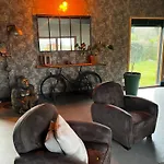 L Instant Suspendu Maison 25m2 Avec Coin Salon Wifi Netflix Maison Like And Homestay