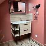 L Instant Suspendu Maison 25m2 Avec Coin Salon Wifi Netflix Maison Like And Homestay Duclair