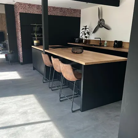 L Instant Suspendu Maison 25m2 Avec Coin Salon Wifi Netflix Maison Like And בית אירוח *